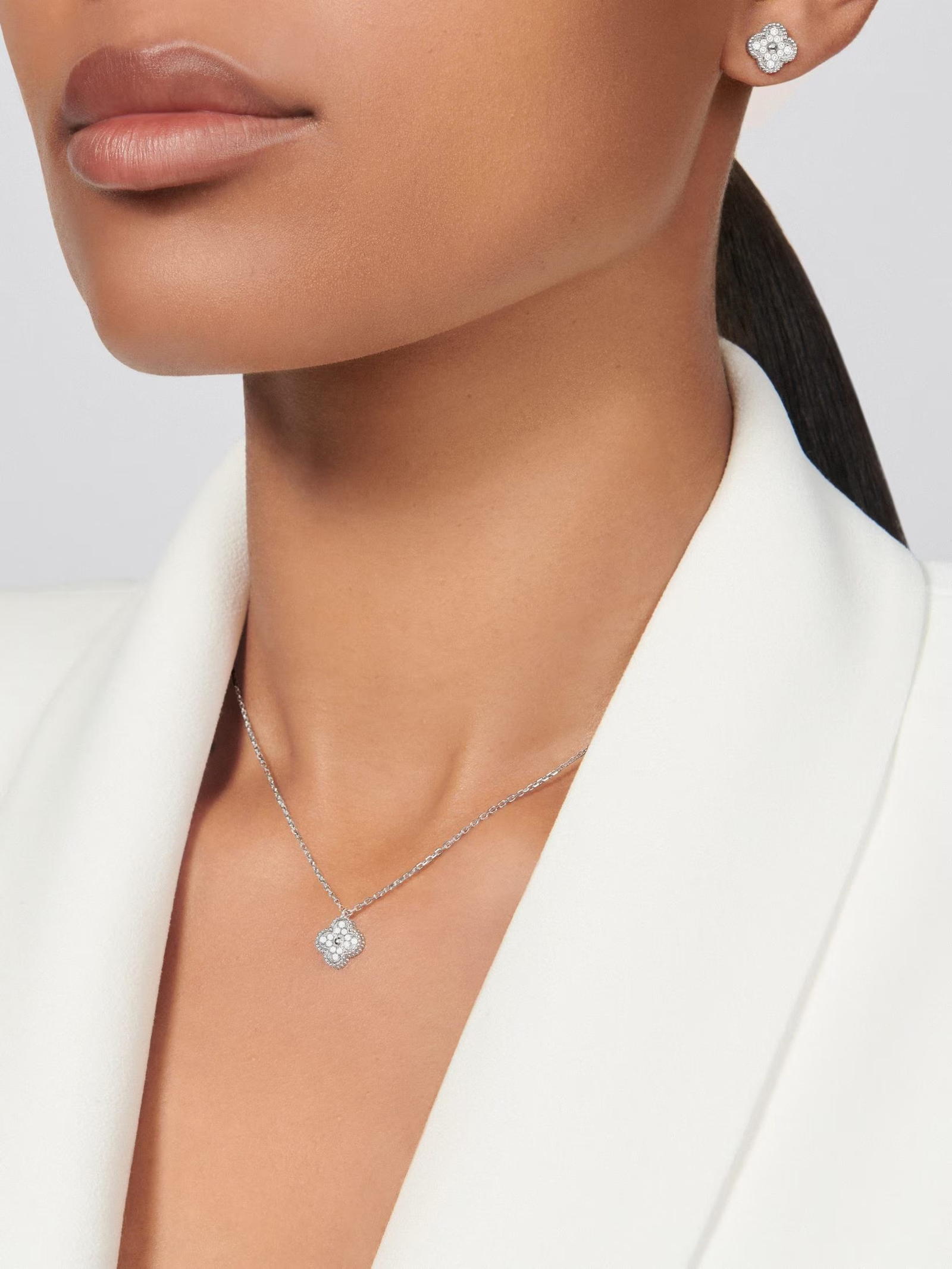 Sweet Alhambra Earstuds Earrings (Diamond)