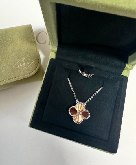 HOLIDAY PENDENT VCA 2024