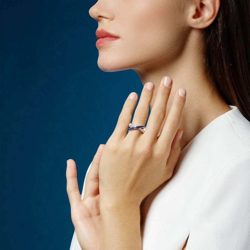 Jeux de Liens Ring White Gold, Sapphires, Diamonds